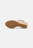 Tommy Hilfiger ICONIC ELBA  Platform sandals ecru ICONIC ELBA Сандалии на платформе экрю