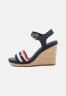 Tommy Hilfiger FEMININE CROCHET Platform sandals space blue FEMININE CROCHET Босоножки на платформе космический синий