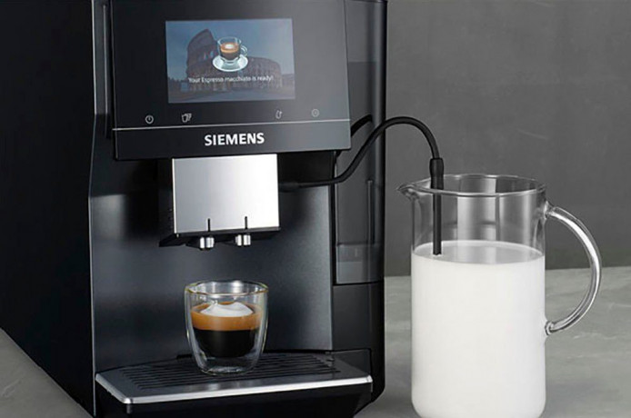 SIEMENS SIEMENS Kaffeevollautomat EQ700 classic TP707D06, Full-Touch-Display, bis 15 Profile speicherbar, Milchsystem-Reinigung Полностью автоматическая кофемашина SIEMENS EQ700 classic TP707D06, полностью сенсорный дисплей, возможность сохранения до 15