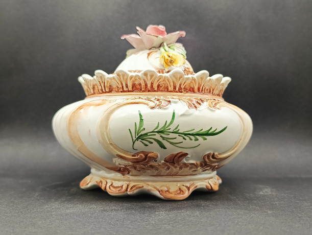 Сахарница/бонбоньерка с крышкой винтажная Capodimonte Nove, с объемным цветочным декором, фарфор, 17 х 14 см, Италия, 1960-70гг.