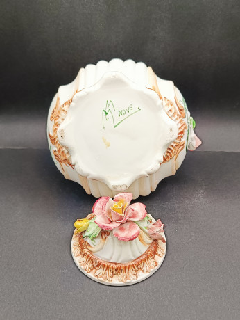 Сахарница/бонбоньерка с крышкой винтажная Capodimonte Nove, с объемным цветочным декором, фарфор, 17 х 14 см, Италия, 1960-70гг.