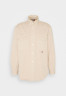 Tommy Hilfiger THXSM ARCHIVE OVERSHIRT UNISEX Button-down blouse tuscan beige THXSM ARCHIVE OVERSHIRT UNISEX Блузка на пуговицах тосканский бежевый