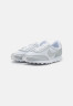 Nike Sportswear DAYBREAK Sneaker low white/metallic silver DAYBREAK Низкие кроссовки женские белый/серебристый металлик