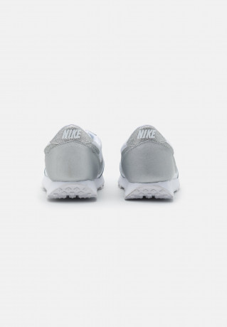Nike Sportswear DAYBREAK Sneaker low white/metallic silver DAYBREAK Низкие кроссовки женские белый/серебристый металлик