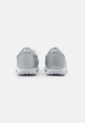 Nike Sportswear DAYBREAK Sneaker low white/metallic silver DAYBREAK Низкие кроссовки женские белый/серебристый металлик