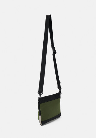 Tommy Hilfiger URBAN ESSENTIAL CROSSOVER Across body bag mentor green URBAN ESSENTIAL CROSSOVER Сумка через плечо наставник зеленый