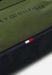 Tommy Hilfiger URBAN ESSENTIAL CROSSOVER Across body bag mentor green URBAN ESSENTIAL CROSSOVER Сумка через плечо наставник зеленый