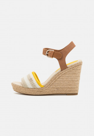 Tommy Hilfiger FEMININE CROCHET Platform sandals light sandalwood FEMININE CROCHET Босоножки на платформе светлое сандаловое дерево