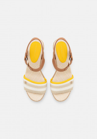 Tommy Hilfiger FEMININE CROCHET Platform sandals light sandalwood FEMININE CROCHET Босоножки на платформе светлое сандаловое дерево