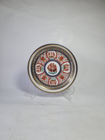 Тарелка декоративная, белый фарфор с красочными изображениями в бело-сине-красных тонах, 19 x 4 см, Япония, 1960-70гг.