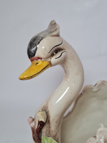 Конфетница винтажная в форме лебедя Im Stil von Bassano с объемными цветами, керамика, 14 х 23 см, Германия, 1960-70гг.