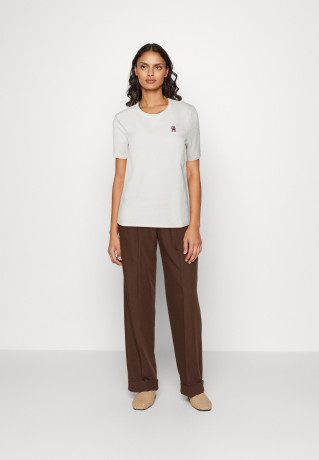 Tommy Hilfiger REG IMD EMB C NK SS Basic T-shirt weathered white REG IMD EMB C NK SS Базовая футболка выветрившийся белый