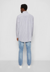 Tommy Hilfiger TOMMY HILFIGER X SHAWN MENDES ITHACA STP ARCHIVE SHIRT UNISEX Shirt blue coast/optic white TOMMY HILFIGER X SHAWN MENDES ITHACA STP ARCHIVE РУБАШКА УНИСЕКС Рубашка синий берег/оптический белый