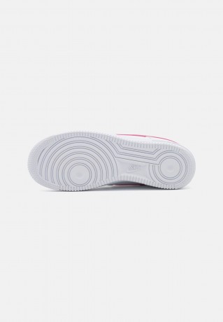 Nike Sportswear W AIR FORCE 1 07 ESS TRND Sneaker low white/desert berry W AIR FORCE 1 07 ESS TRND Низкие кроссовки женские белые/пустынные ягоды