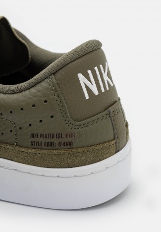 Nike Sportswear BLAZER UNISEX Sneaker low medium olive/sail/white BLAZER UNISEX Низкие кроссовки женские средний оливковый/парус/белый