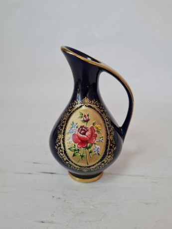 Ваза-кувшин винтажная B.H Geschenke, темно-синий фарфор с красочным цветочным орнаментом и позолотой, 12 x 7,5 см, Германия, 1960-70гг.
