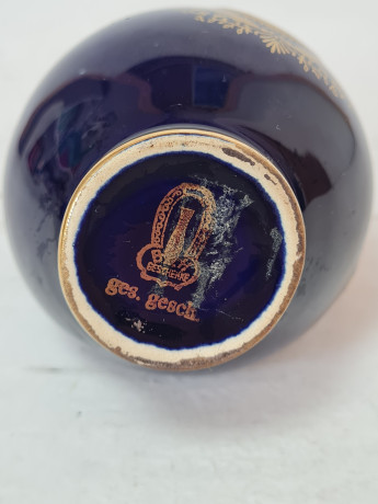 Ваза-кувшин винтажная B.H Geschenke, темно-синий фарфор с красочным цветочным орнаментом и позолотой, 12 x 7,5 см, Германия, 1960-70гг.