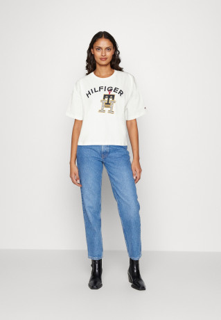 Tommy Hilfiger TEE Print T-shirt ecru TEE Футболка с принтом экрю