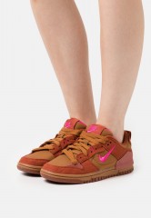 Nike Sportswear DUNK DISRUPT 2 Sneaker low desert bronze/pink prime/rugged orange/canyon rust/electro purple/washed teal DUNK DISRUPT 2 Низкие кроссовки женские бронза пустыни/розовый прайм/грубый оранжевый/каньон ржавчины/электро-фиолетовый/бледный бирюз