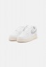 Nike Sportswear W AIR FORCE 1 07 ESS TRND Sneaker low summit white/metallic silver/sail white W AIR FORCE 1 07 ESS TRND Низкие кроссовки женские вершина белый/серебристый металлик/белый парус