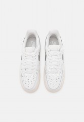 Nike Sportswear W AIR FORCE 1 07 ESS TRND Sneaker low summit white/metallic silver/sail white W AIR FORCE 1 07 ESS TRND Низкие кроссовки женские вершина белый/серебристый металлик/белый парус