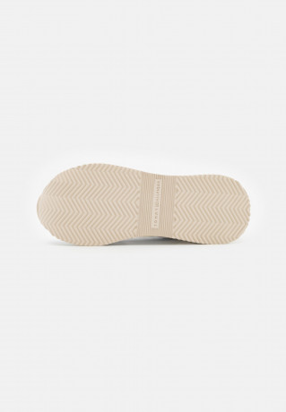 Tommy Hilfiger ELEVATED FEMININE RUNNER Trainers white ELEVATED FEMININE RUNNER — Кроссовки белый