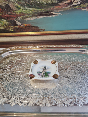 Plankenhammer Floss Bavaria Фарфоровая пепельница с обильной позолотой и изображением Зальцбурга, 8 x 8 x 2 см, Германия, 1960-70гг.