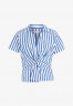 Tommy Hilfiger STRIPE TWIST DETAIL SHORT SLEEVE Blouse banker stp ultra blue КОРОТКИЙ РУКАВ С ПОЛОСОЙ TWIST DETAIL Блузка банкир стп ультра синий