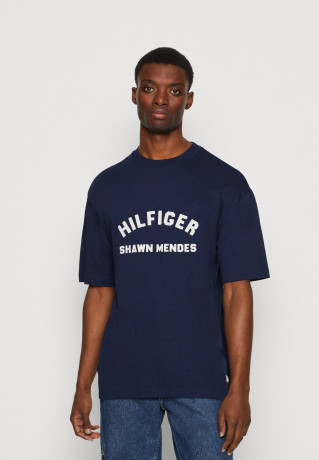 Tommy Hilfiger TOMMY HILFIGER X SHAWN MENDES ARCHIVE TEE UNISEX Print T-shirt carbon navy ФУТБОЛКА TOMMY HILFIGER X SHAWN MENDES ARCHIVE UNISEX Футболка с принтом углеродный флот