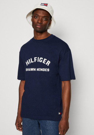 Tommy Hilfiger TOMMY HILFIGER X SHAWN MENDES ARCHIVE TEE UNISEX Print T-shirt carbon navy ФУТБОЛКА TOMMY HILFIGER X SHAWN MENDES ARCHIVE UNISEX Футболка с принтом углеродный флот