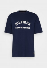Tommy Hilfiger TOMMY HILFIGER X SHAWN MENDES ARCHIVE TEE UNISEX Print T-shirt carbon navy ФУТБОЛКА TOMMY HILFIGER X SHAWN MENDES ARCHIVE UNISEX Футболка с принтом углеродный флот