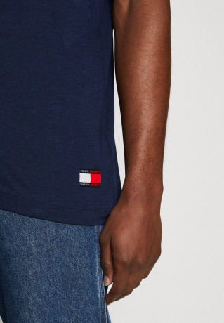 Tommy Hilfiger TOMMY HILFIGER X SHAWN MENDES ARCHIVE TEE UNISEX Print T-shirt carbon navy ФУТБОЛКА TOMMY HILFIGER X SHAWN MENDES ARCHIVE UNISEX Футболка с принтом углеродный флот