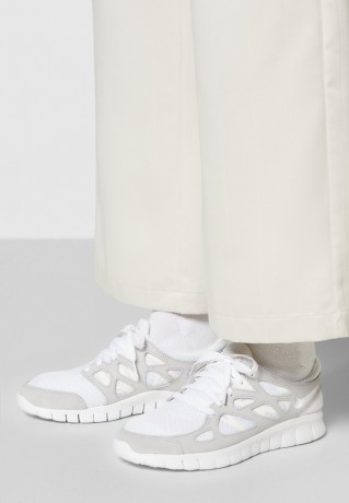 Nike Sportswear FREE RUN 2 Sneaker low white/summit white/pure platinum FREE RUN 2 Низкие кроссовки женские белый/саммит белый/чистая платина