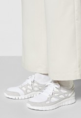 Nike Sportswear FREE RUN 2 Sneaker low white/summit white/pure platinum FREE RUN 2 Низкие кроссовки женские белый/саммит белый/чистая платина