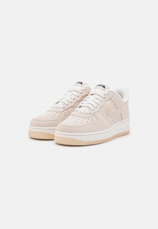 Nike Sportswear WMNS AIR FORCE 1 07 SE Sneaker low phantom/sanddrift/black/white/light silver WMNS AIR FORCE 1 07 SE Низкие кроссовки женские фантом/песок/черный/белый/светло-серебристый
