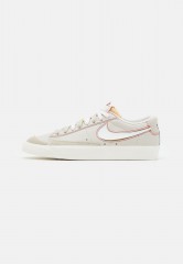 Nike Sportswear BLAZER #x27;77 UNISEX Sneaker low light bone/summit white/university red/deep royal blue/sail/summit white BLAZER #x27;77 UNISEX Низкие кроссовки женские светлая кость/белый вершина/университетский красный/глубокий королевский синий/парус/