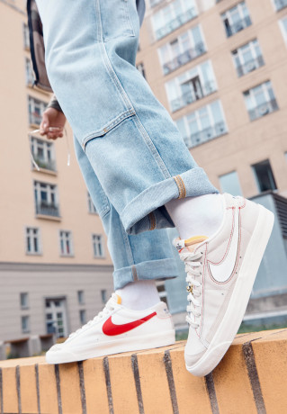 Nike Sportswear BLAZER #x27;77 UNISEX Sneaker low light bone/summit white/university red/deep royal blue/sail/summit white BLAZER #x27;77 UNISEX Низкие кроссовки женские светлая кость/белый вершина/университетский красный/глубокий королевский синий/парус/