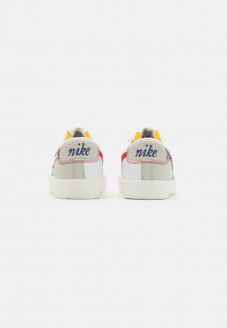 Nike Sportswear BLAZER #x27;77 UNISEX Sneaker low light bone/summit white/university red/deep royal blue/sail/summit white BLAZER #x27;77 UNISEX Низкие кроссовки женские светлая кость/белый вершина/университетский красный/глубокий королевский синий/парус/