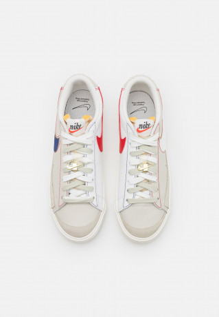 Nike Sportswear BLAZER #x27;77 UNISEX Sneaker low light bone/summit white/university red/deep royal blue/sail/summit white BLAZER #x27;77 UNISEX Низкие кроссовки женские светлая кость/белый вершина/университетский красный/глубокий королевский синий/парус/