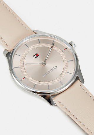 Tommy Hilfiger CASE BLUSH DIAL WITH ACCENTS STRAP Watch pink КОРПУС КРАСНЫЙ ЦИФЕРБЛАТ С РЕМЕШКОМ С АКЦЕНТАМИ Часы розовый