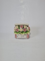 Статуэтка винтажная миниатюрная Capodimonte &quot;Цветы в шкатулке&quot;, фарфор, 10 см, Италия, 1960-70гг.