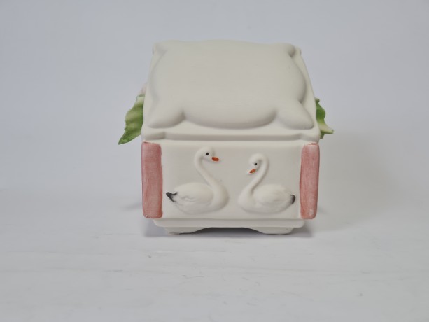 Статуэтка винтажная миниатюрная Capodimonte "Цветы в шкатулке", фарфор, 10 см, Италия, 1960-70гг.