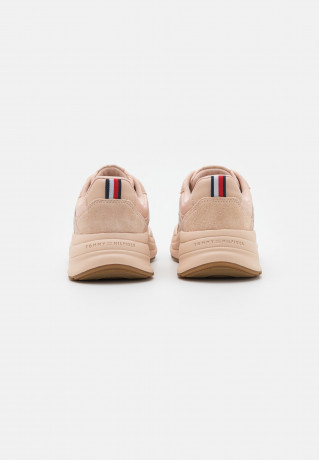 Tommy Hilfiger ELEVATED CHUNKY RUNNER Trainers misty blush ELEVATED CHUNKY RUNNER — Кроссовки туманный румянец