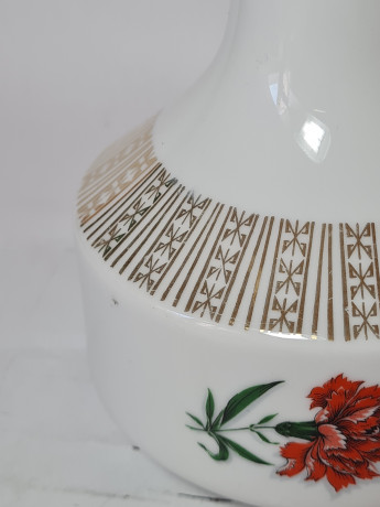 Ваза винтажная Winterling Kirchenlamitz Bavaria с красной гвоздикой и золотистым декором, фарфор, 22.5 см, Германия, 1960-70гг.