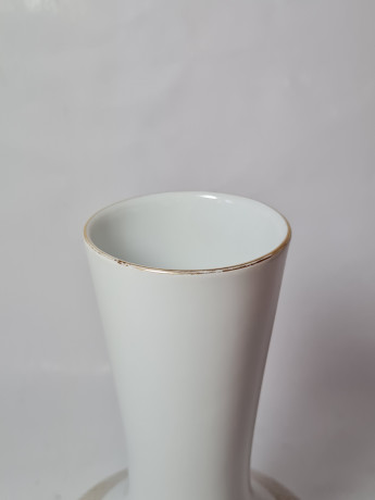 Ваза винтажная Winterling Kirchenlamitz Bavaria с красной гвоздикой и золотистым декором, фарфор, 22.5 см, Германия, 1960-70гг.