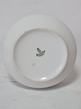 Ваза винтажная Winterling Kirchenlamitz Bavaria с красной гвоздикой и золотистым декором, фарфор, 22.5 см, Германия, 1960-70гг.