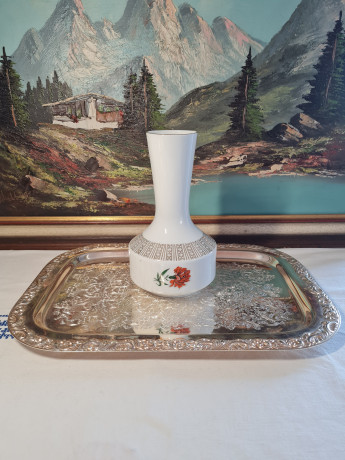 Ваза винтажная Winterling Kirchenlamitz Bavaria с красной гвоздикой и золотистым декором, фарфор, 22.5 см, Германия, 1960-70гг.