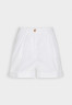 Tommy Hilfiger PLEATED Shorts optic white ПЛИССИРОВАНИЕ шорты оптический белый