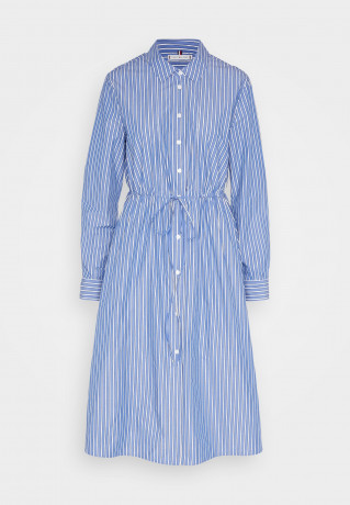 Tommy Hilfiger STRIPE MIDI SHIRT DRESS Shirt dress nola/desert sky ПЛАТЬЕ-РУБАШКА МИДИ В ПОЛОСКУ Платье-рубашка нола / небо пустыни