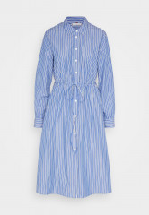 Tommy Hilfiger STRIPE MIDI SHIRT DRESS Shirt dress nola/desert sky ПЛАТЬЕ-РУБАШКА МИДИ В ПОЛОСКУ Платье-рубашка нола / небо пустыни